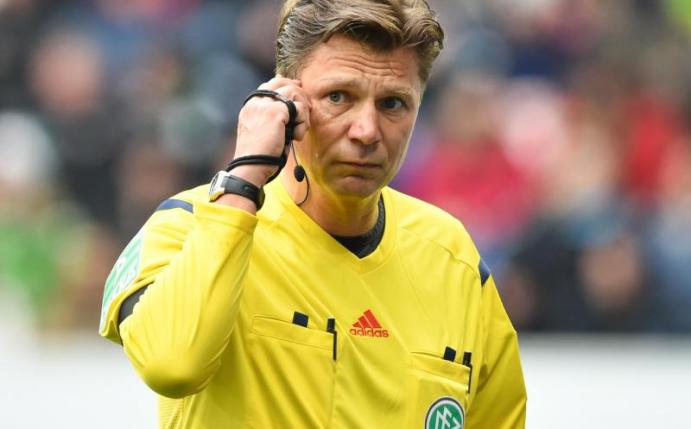 Ist genervt vom ständigen Reklamieren der Fußball-Profi: Ex-Referee Thorsten Kinhöfer. Foto: Uwe Anspach/dpa