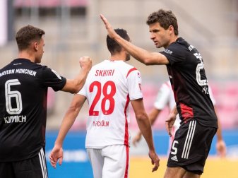 Holten ohne viel Glanz drei Punkte mit aus Köln: Bayern-Torschütze Thomas Müller (r) und Joshua Kimmich. Foto: Marius Becker/dpa-Pool/dpa Holten ohne viel Glanz drei Punkte mit aus Köln: Bayern-Torschütze Thomas Müller (r) und Joshua Kimmich. Foto: Marius Becker/dpa-Pool/dpa