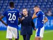 Wartet mit Schalke noch immer auf einen Sieg: Trainer Manuel Baum (M). Foto: Guido Kirchner/dpa