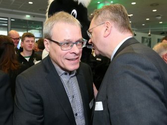 Peter Peters (l.) verteidigt die Rolle des Profifußballs Peter Peters (l.) verteidigt die Rolle des Profifußballs