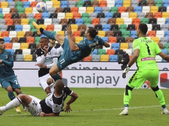 Spektakulär: Milan-Star Zlatan Ibrahimovic traf gegen Udinese Calcio per Fallrückzieher. Foto: Andrea Bressanutti/LaPresse/AP/dpa Spektakulär: Milan-Star Zlatan Ibrahimovic traf gegen Udinese Calcio per Fallrückzieher. Foto: Andrea Bressanutti/LaPresse/AP/dpa