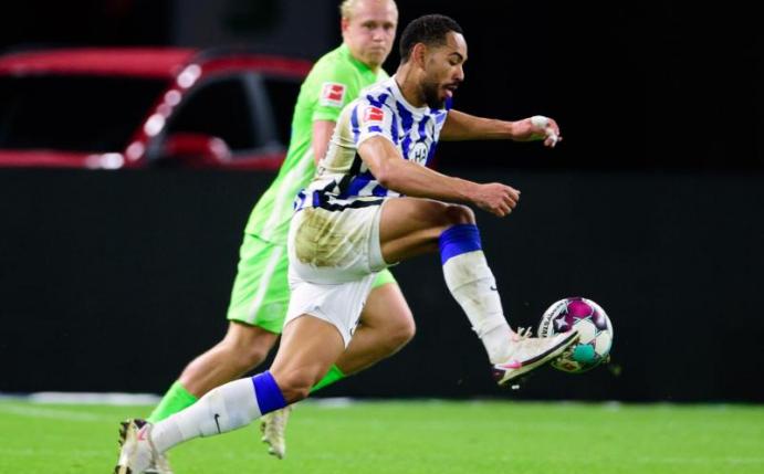 Herthas Matheus Cunha (r) behauptet gegen Wolfsburgs Xaver Schlager den Ball. Foto: Soeren Stache/dpa-Zentralbild/dpa