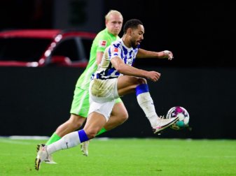 Herthas Matheus Cunha (r) behauptet gegen Wolfsburgs Xaver Schlager den Ball. Foto: Soeren Stache/dpa-Zentralbild/dpa Herthas Matheus Cunha (r) behauptet gegen Wolfsburgs Xaver Schlager den Ball. Foto: Soeren Stache/dpa-Zentralbild/dpa