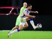 Herthas Matheus Cunha (r) behauptet gegen Wolfsburgs Xaver Schlager den Ball. Foto: Soeren Stache/dpa-Zentralbild/dpa