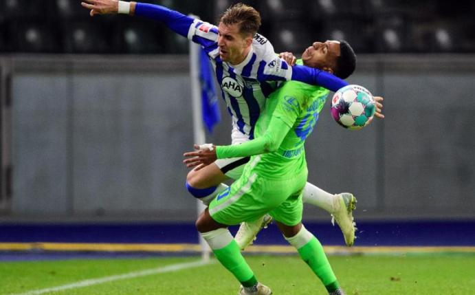 Peter Pekarik (l) von Hertha und Joao Victor von Wolfsburg kämpfen um den Ball. Foto: Soeren Stache/dpa-Zentralbild/dpa