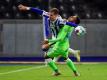 Peter Pekarik (l) von Hertha und Joao Victor von Wolfsburg kämpfen um den Ball. Foto: Soeren Stache/dpa-Zentralbild/dpa