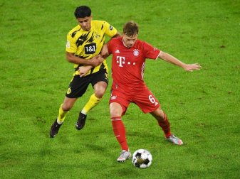 Dortmunds Mahmoud Dahoud (l) versucht Bayerns Joshua Kimmich den Ball abzunehmen. Foto: Andreas Gebert/Reuters/Pool/dpa Dortmunds Mahmoud Dahoud (l) versucht Bayerns Joshua Kimmich den Ball abzunehmen. Foto: Andreas Gebert/Reuters/Pool/dpa