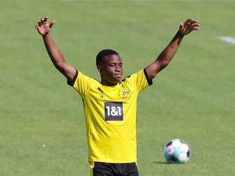 Nach Beleidigungen gegen Moukoko: Schalke muss zahlen Nach Beleidigungen gegen Moukoko: Schalke muss zahlen