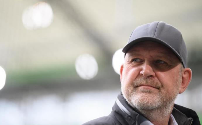 Rechnet in der Fußball-Bundesliga noch mehrere Monate mit Geisterspielen: Jörg Schmadtke, Geschäftsführer Sport beim VfL Wolfsburg. Foto: Swen Pförtner/dpa