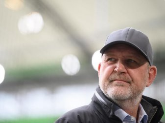 Rechnet in der Fußball-Bundesliga noch mehrere Monate mit Geisterspielen: Jörg Schmadtke, Geschäftsführer Sport beim VfL Wolfsburg. Foto: Swen Pförtner/dpa Rechnet in der Fußball-Bundesliga noch mehrere Monate mit Geisterspielen: Jörg Schmadtke, Geschäftsführer Sport beim VfL Wolfsburg. Foto: Swen Pförtner/dpa