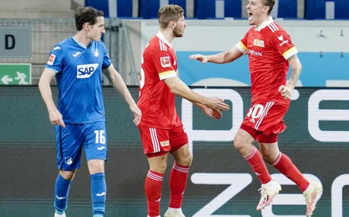 Max Kruse (r) jubelt über seinen verwandelten Elfmeter zum 1:0 für Union Berlin. Foto: Uwe Anspach/dpa