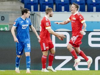 Max Kruse (r) jubelt über seinen verwandelten Elfmeter zum 1:0 für Union Berlin. Foto: Uwe Anspach/dpa Max Kruse (r) jubelt über seinen verwandelten Elfmeter zum 1:0 für Union Berlin. Foto: Uwe Anspach/dpa