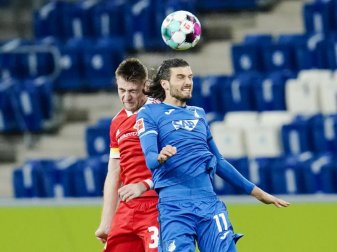 Berlins Robin Knoche (l) und Hoffenheims Florian Grillitsch kämpfen um den Ball. Foto: Uwe Anspach/dpa Berlins Robin Knoche (l) und Hoffenheims Florian Grillitsch kämpfen um den Ball. Foto: Uwe Anspach/dpa