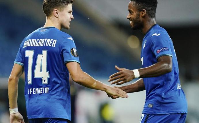 Wurde in sozialen Netzwerken rassistisch beleidigt: Hoffenheims Ryan Sessegnon (r). Foto: Uwe Anspach/dpa
