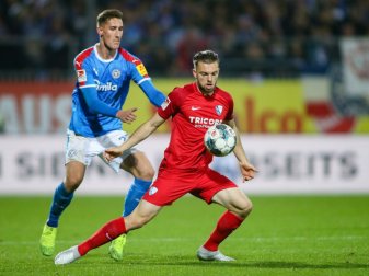 Phil Neumann (l.) wird Kiel drei Spiele fehlen Phil Neumann (l.) wird Kiel drei Spiele fehlen
