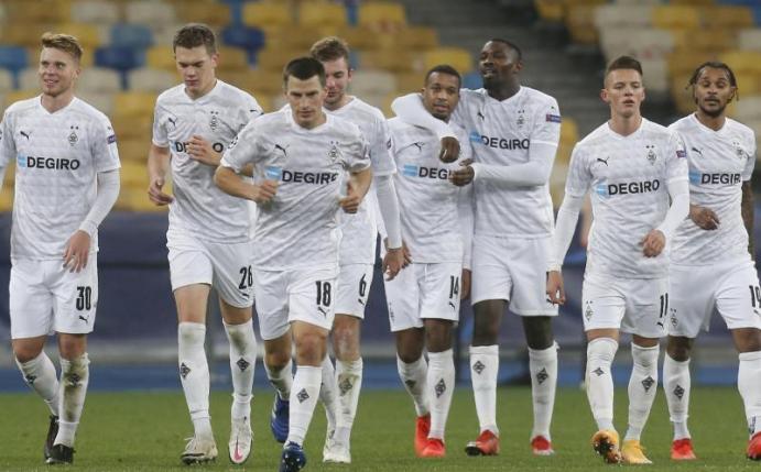 Die Spieler von Borussia Mönchengladbach feiern das 6:0 im Spiel gegen Schachtjor Donezk. Foto: Efrem Lukatsky/AP/dpa