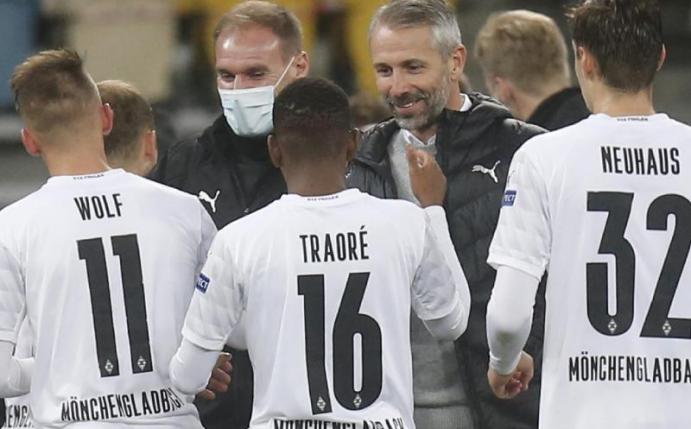 Trainer Marco Rose (2.v.r) gratuliert den Spielern von Borussia Mönchengladbach zum Sieg über Schachtjor Donezk. Foto: Efrem Lukatsky/AP/dpa