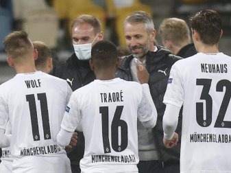 Trainer Marco Rose (2.v.r) gratuliert den Spielern von Borussia Mönchengladbach zum Sieg über Schachtjor Donezk. Foto: Efrem Lukatsky/AP/dpa Trainer Marco Rose (2.v.r) gratuliert den Spielern von Borussia Mönchengladbach zum Sieg über Schachtjor Donezk. Foto: Efrem Lukatsky/AP/dpa