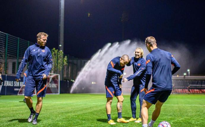 Leipzigs Trainer Julian Nagelsmann (l) schaut seinen Spielern beim Aufwärmen zu. Foto: Motivio/Thomas Eisenhuth/RB Leipzig/dpa