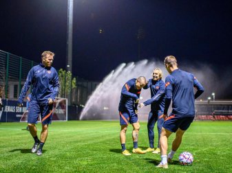Leipzigs Trainer Julian Nagelsmann (l) schaut seinen Spielern beim Aufwärmen zu. Foto: Motivio/Thomas Eisenhuth/RB Leipzig/dpa Leipzigs Trainer Julian Nagelsmann (l) schaut seinen Spielern beim Aufwärmen zu. Foto: Motivio/Thomas Eisenhuth/RB Leipzig/dpa