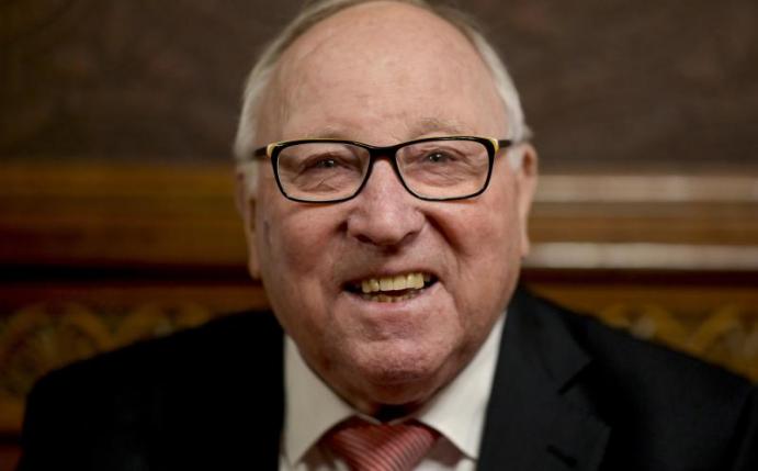 Hält große Stücke auf Neuzugang Simon Terodde: HSV-Ikone Uwe Seeler. Foto: Axel Heimken/dpa