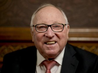 Hält große Stücke auf Neuzugang Simon Terodde: HSV-Ikone Uwe Seeler. Foto: Axel Heimken/dpa Hält große Stücke auf Neuzugang Simon Terodde: HSV-Ikone Uwe Seeler. Foto: Axel Heimken/dpa