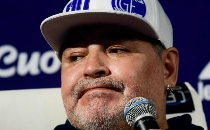 Musste sich kurz nach seinem 60. Geburtstag ins Krankenhaus begeben: Diego Maradona. Foto: Gustavo Ortiz/dpa