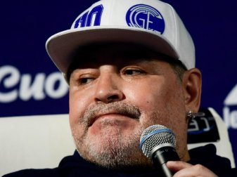 Musste sich kurz nach seinem 60. Geburtstag ins Krankenhaus begeben: Diego Maradona. Foto: Gustavo Ortiz/dpa Musste sich kurz nach seinem 60. Geburtstag ins Krankenhaus begeben: Diego Maradona. Foto: Gustavo Ortiz/dpa