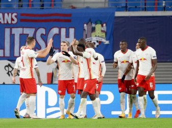 Die Spieler von RB Leipzig feiern Torschütze Emil Forsberg (verdeckt) nach seinem Treffer zum 2:1 gegen Paris Saint-Germain. Foto: Jan Woitas/dpa-Zentralbild/dpa Die Spieler von RB Leipzig feiern Torschütze Emil Forsberg (verdeckt) nach seinem Treffer zum 2:1 gegen Paris Saint-Germain. Foto: Jan Woitas/dpa-Zentralbild/dpa