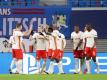 Die Spieler von RB Leipzig feiern Torschütze Emil Forsberg (verdeckt) nach seinem Treffer zum 2:1 gegen Paris Saint-Germain. Foto: Jan Woitas/dpa-Zentralbild/dpa