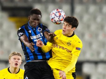 Odilon Kossounou vom FC Brügge und der Dortmunder Giovanni Reyna (r) im Kopfballduell. Foto: Bruno Fahy/BELGA/dpa Odilon Kossounou vom FC Brügge und der Dortmunder Giovanni Reyna (r) im Kopfballduell. Foto: Bruno Fahy/BELGA/dpa