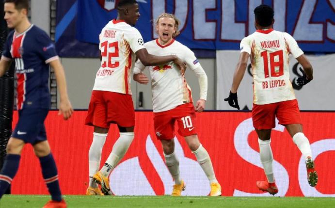 Matchwinner Emil Forsberg (2.v.r.) sorgte mit seinem Tor für den RB-Sieg gegen PSG. Foto: Jan Woitas/dpa-Zentralbild/dpa