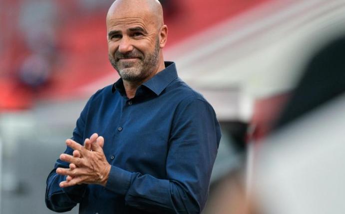 Plant für das Spiel gegen Hapoel Be'er Sheva mit komplett neuer Viererkette: Peter Bosz, Trainer von Bayer 04 Leverkusen. Foto: Sascha Schuermann/AFP-Pool/dpa