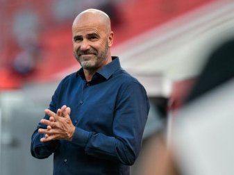 Plant für das Spiel gegen Hapoel Be'er Sheva mit komplett neuer Viererkette: Peter Bosz, Trainer von Bayer 04 Leverkusen. Foto: Sascha Schuermann/AFP-Pool/dpa Plant für das Spiel gegen Hapoel Be'er Sheva mit komplett neuer Viererkette: Peter Bosz, Trainer von Bayer 04 Leverkusen. Foto: Sascha Schuermann/AFP-Pool/dpa