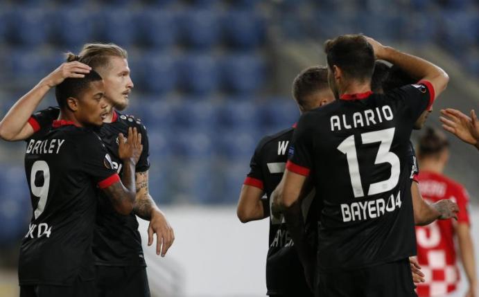 Die Spieler von Bayer Leverkusen feiern einen Treffer gegen das Team von Hapoel Be'er Sheva. Foto: Ariel Schalit/AP/dpa