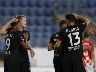 Die Spieler von Bayer Leverkusen feiern einen Treffer gegen das Team von Hapoel Be'er Sheva. Foto: Ariel Schalit/AP/dpa Die Spieler von Bayer Leverkusen feiern einen Treffer gegen das Team von Hapoel Be'er Sheva. Foto: Ariel Schalit/AP/dpa