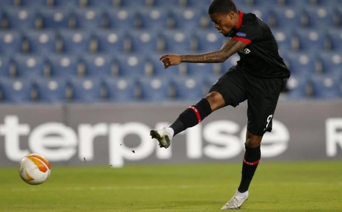 Leon Bailey von Bayer Leverkusen erzielt das erste Tor seiner Mannschaft. Foto: Ariel Schalit/AP/dpa
