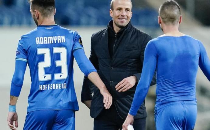 Hoffenheims Trainer Sebastian Hoeneß (M) freut sich nach Spielende mit Sargis Adamyan (l) und Mijat Gacinovic über den Sieg. Foto: Uwe Anspach/dpa