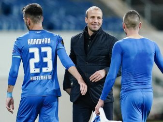 Hoffenheims Trainer Sebastian Hoeneß (M) freut sich nach Spielende mit Sargis Adamyan (l) und Mijat Gacinovic über den Sieg. Foto: Uwe Anspach/dpa Hoffenheims Trainer Sebastian Hoeneß (M) freut sich nach Spielende mit Sargis Adamyan (l) und Mijat Gacinovic über den Sieg. Foto: Uwe Anspach/dpa