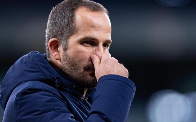 Wartet immer noch auf seinen ersten Bundesliga-Sieg als Schalke-Coach: Manuel Baum. Foto: Guido Kirchner/dpa
