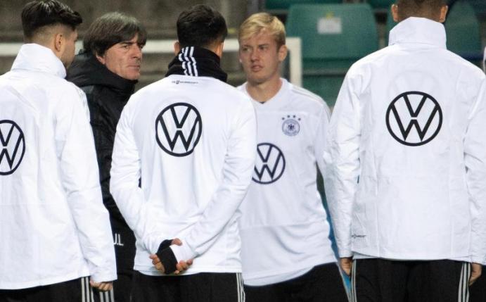 Bundestrainer Joachim Löw (2.v.l.) hat seinen XXL-Kader für die nächsten drei Spiele beisammen. Foto: Federico Gambarini/dpa