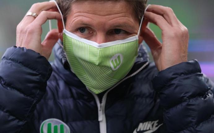 Ist mit der Transferpolitik des VfL Wolfsburg nicht zufrieden: Trainer Oliver Glasner. Foto: Peter Steffen/dpa