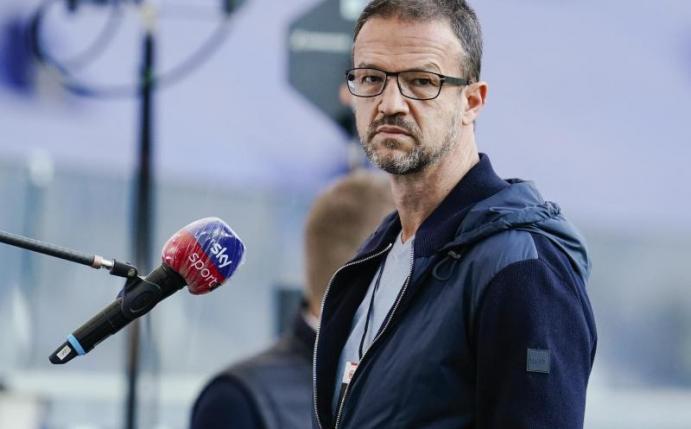 Frankfurts Sport-Vorstand Fredi Bobic steht im leeren Stadion. Foto: Uwe Anspach/dpa