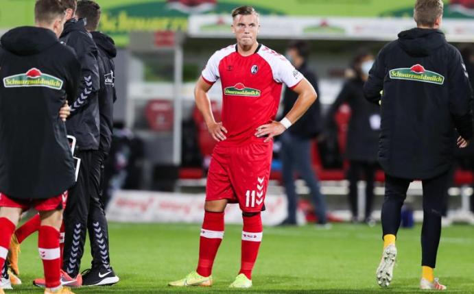 Spielt beim SC Freiburg bislang nur eine Nebenrolle. Ermedin Demirovic (M). Foto: Tom Weller/dpa