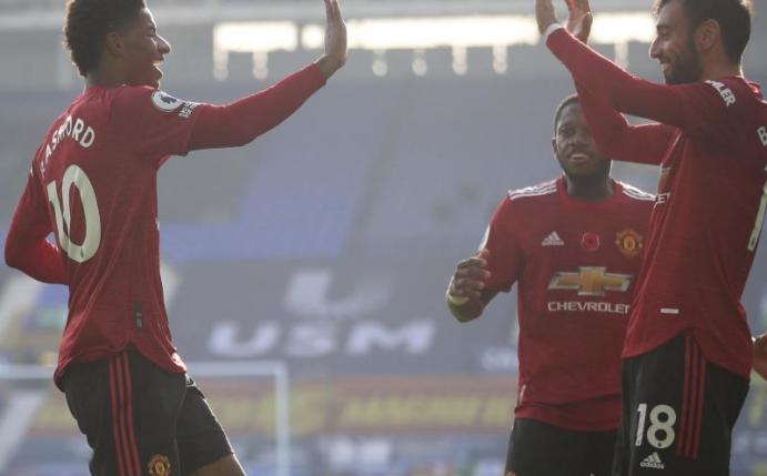 Manchesters Bruno Fernandes (r) feiert nach seinem zweiten Treffer mit den Mannschaftskameraden. Foto: Carl Recine/POOL Reuters/AP/dpa
