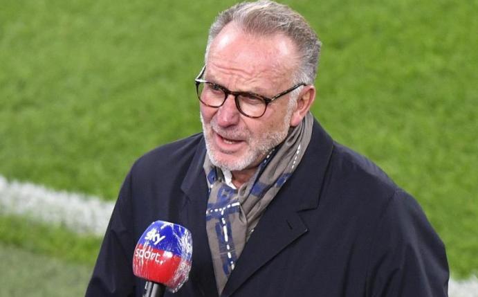 Bayern-Vorstandsvorsitzender Karl-Heinz Rummenigge gibt vor dem Spiel gegen Borussia Dortmund ein Interview. Foto: Martin Meissner/Pool AP/dpa
