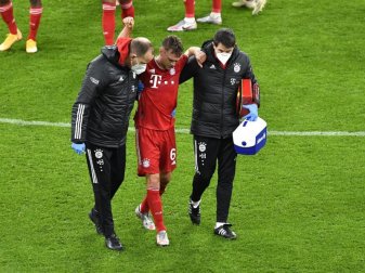 Bayerns Joshua Kimmich geht nach einer ärztlichen Behandlung gestützt von den Betreuern vom Platz. Foto: Martin Meissner/Pool AP/dpa Bayerns Joshua Kimmich geht nach einer ärztlichen Behandlung gestützt von den Betreuern vom Platz. Foto: Martin Meissner/Pool AP/dpa