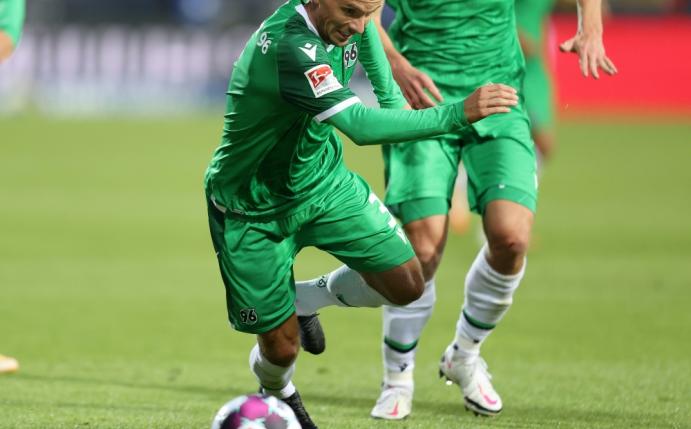Niklas Hult wurde nach dem Spiel gegen Aue am Ohr genäht