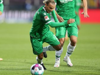 Niklas Hult wurde nach dem Spiel gegen Aue am Ohr genäht Niklas Hult wurde nach dem Spiel gegen Aue am Ohr genäht