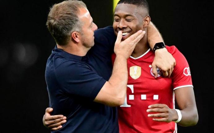Trainer Hansi Flick würde David Alaba (r) gern beim FC Bayern halten. Foto: Robert Michael/dpa-Zentralbild/Pool/dpa